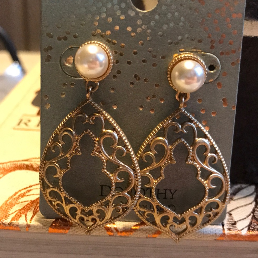 Gold/ pearl like earrings